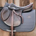 Zadeldek Kentucky Pearls Jumping Grau